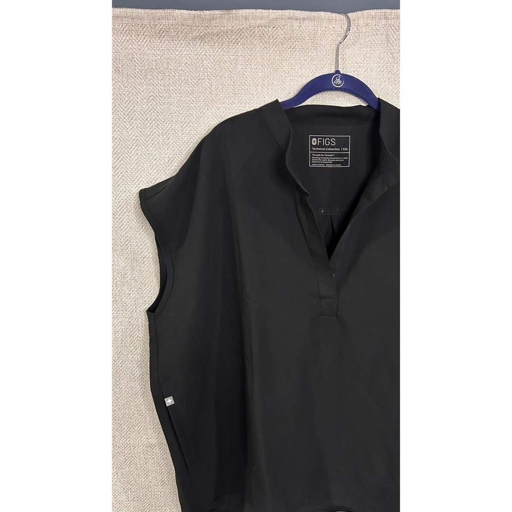 FIGS Technical Collection Black Oversized Scrub Top Rafaella Collar XXL